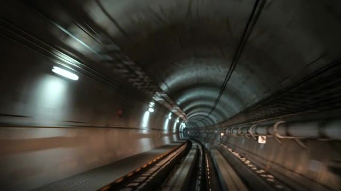 铁路隧道中的运动地铁行驶第一视角视频素材