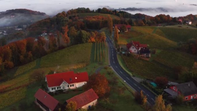 秋天早晨，奥地利南施蒂利亚的风景鸟瞰图。
