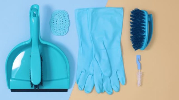蓝色清洁家用工具订购米色亮蓝色背景。停止运动平铺