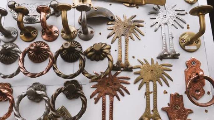 正宗装饰手工摩洛哥铜黄铜门把手和钥匙扣。