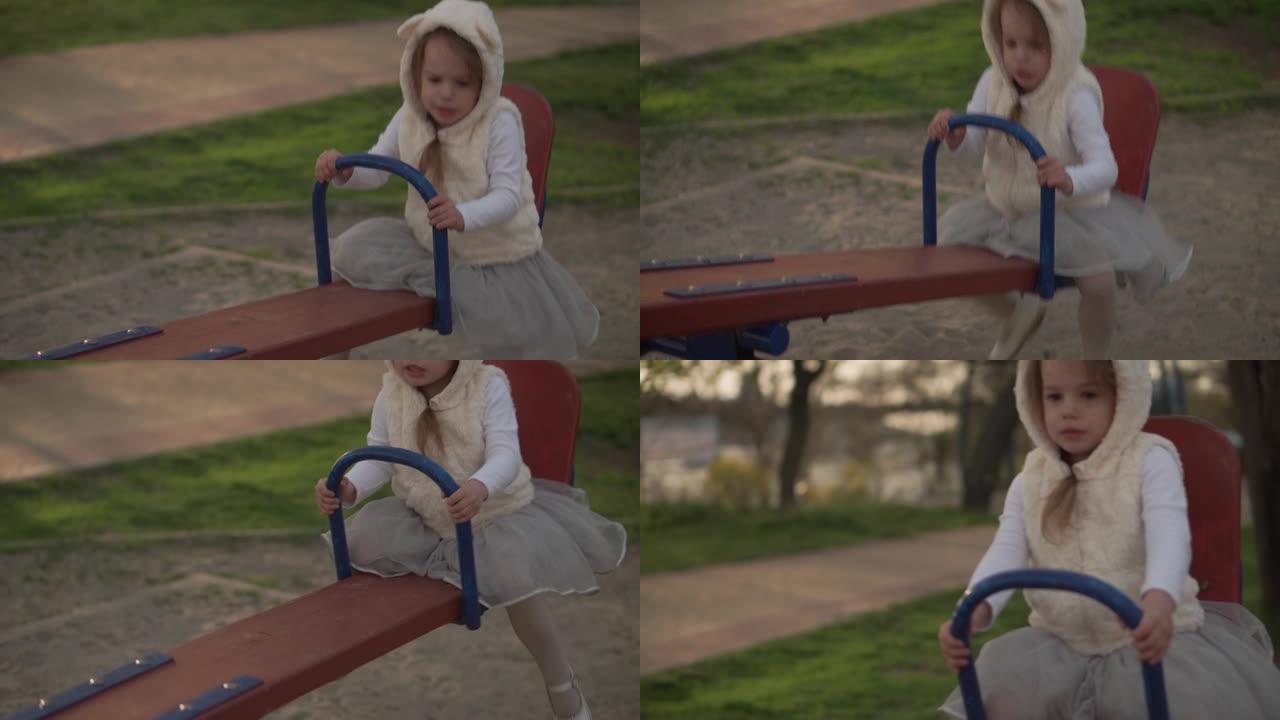 小学龄前幼儿兄弟姐妹儿童男孩和女孩在日落时在春天公园的秋千平衡器上玩得很开心。快乐的孩子朋友有时间。