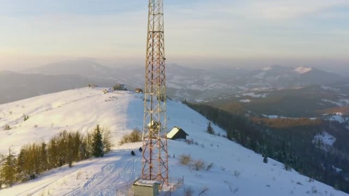 飞越无线电通信塔山雪覆盖冬季景观