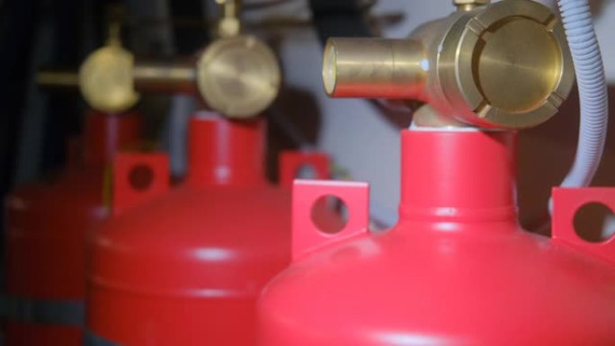 由两个红色钢瓶组成的自动气体灭火系统