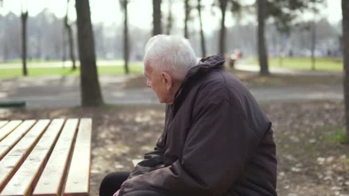 老年人独自坐在公园里