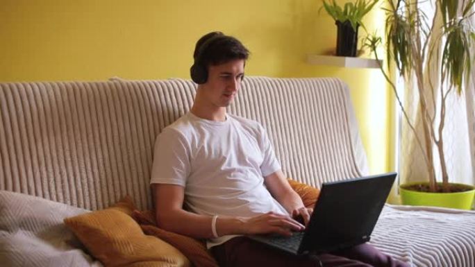 男子使用笔记本电脑进行视频对话房间使用互联网传输消息