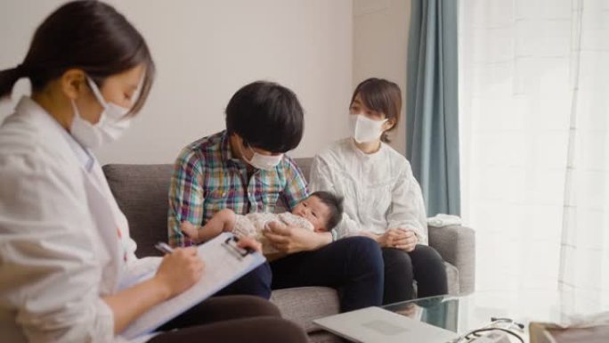 年轻的女医生回家看望她的婴儿病人并检查医疗状况