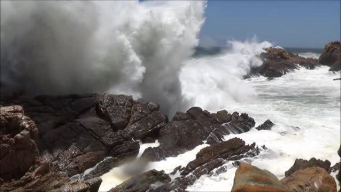 极端的波浪压碎海岸，巨大的海洋美丽的波浪，巨大的波浪冲破危险的岩石