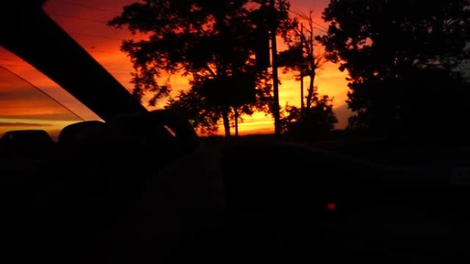 天空中日落背景下的汽车运动。