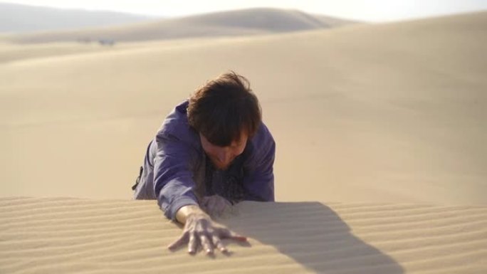 一个穿着办公室布的人爬上沙漠中的沙丘。克服业务挑战
