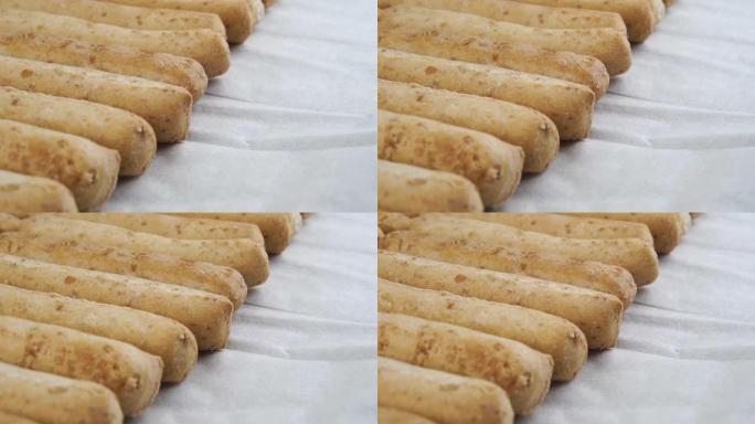 传统的脆皮面包棒，白色餐巾纸上的咸饼干特写