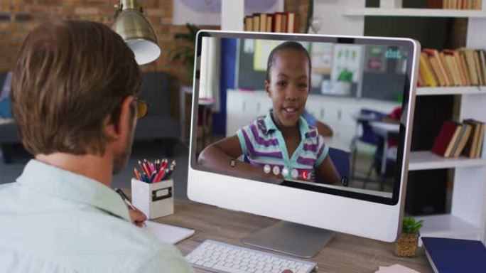 白人男老师在学校的电脑上与女学生进行视频通话
