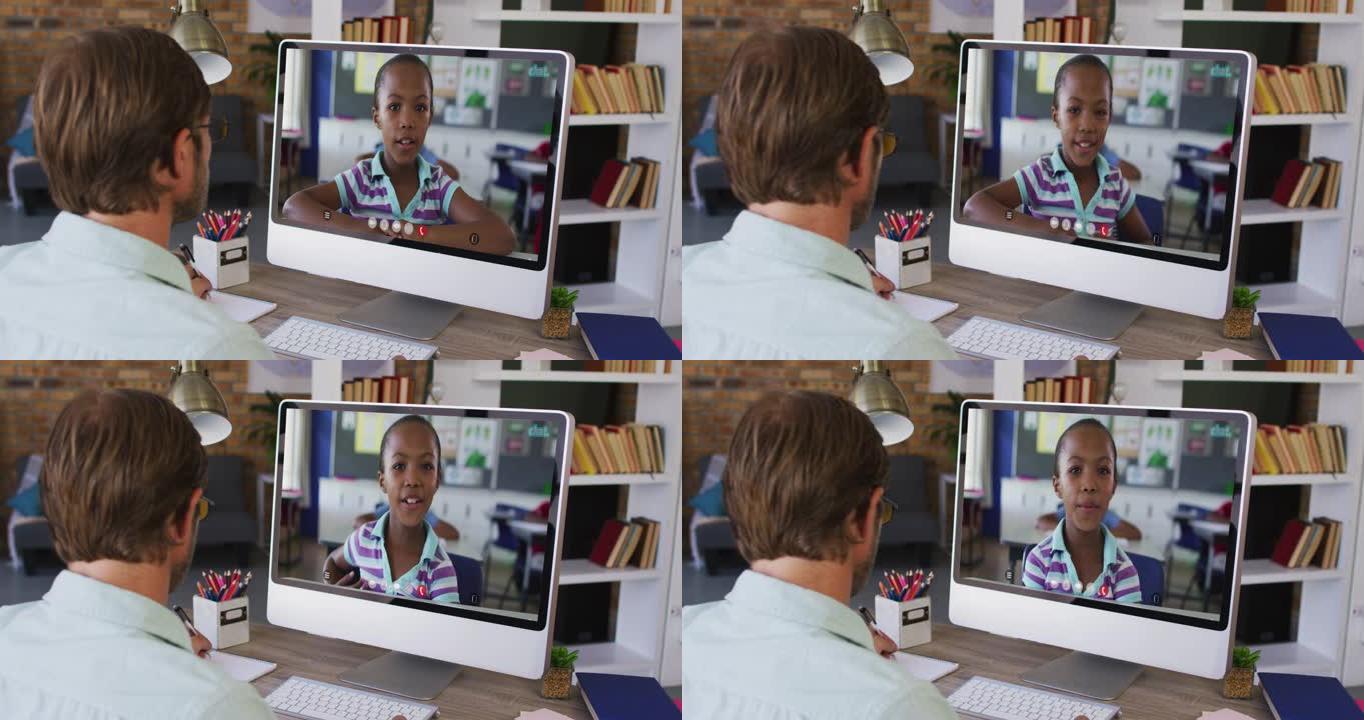 白人男老师在学校的电脑上与女学生进行视频通话