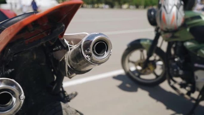 在特写镜头中捕获了越野摩托车的大型双排气管。运动中的射击