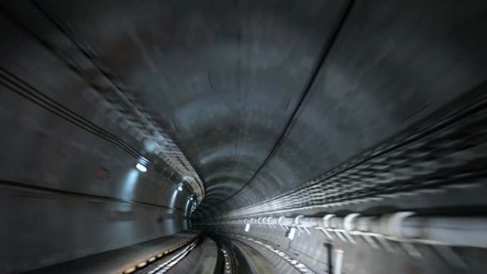 铁路隧道中的运动火车隧道内部空间