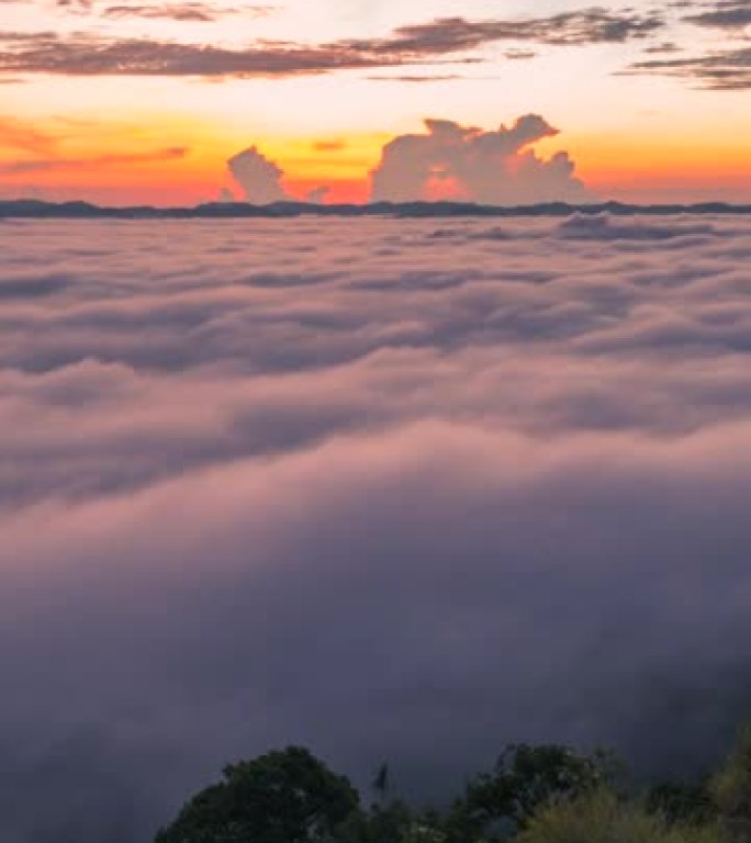 宋卡府考库哈的延时日出场景。有绿色林木的山。泰国的自然景观背景