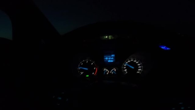 夜间驾驶-从驾驶员的角度使用gopro摄像机拍摄的夜间在空旷的道路上行驶的汽车的视频4k镜头