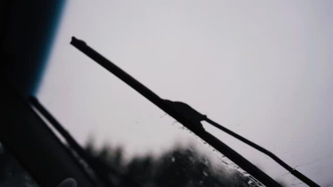汽车雨刷在恶劣天气中行驶时的工作。摄像机从内部拍摄。