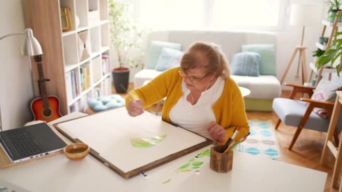 高级女性在水彩画上在线课程
