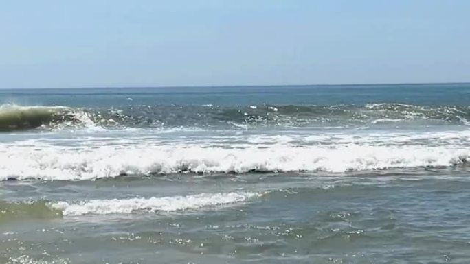 在海滩上正常的一天，在罗伯特·摩西州立公园有正常的海浪