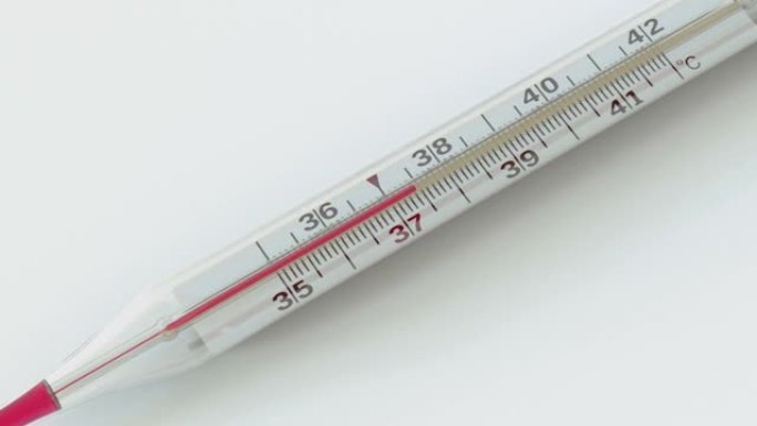 温度在玻璃温度计的刻度上上升。