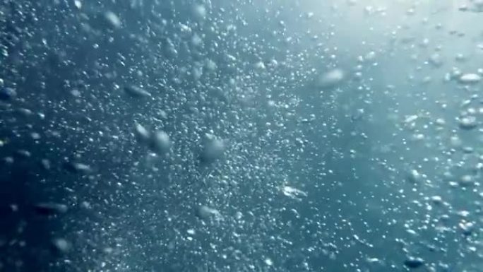 慢动作背景视频大量气泡从底部漂浮到海面