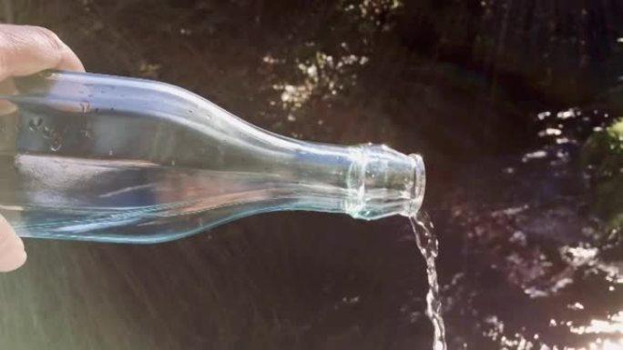淡水概念; 河流背景玻璃水瓶