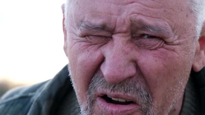 年迈的退休老爷爷，脸色郁闷，有健康问题。