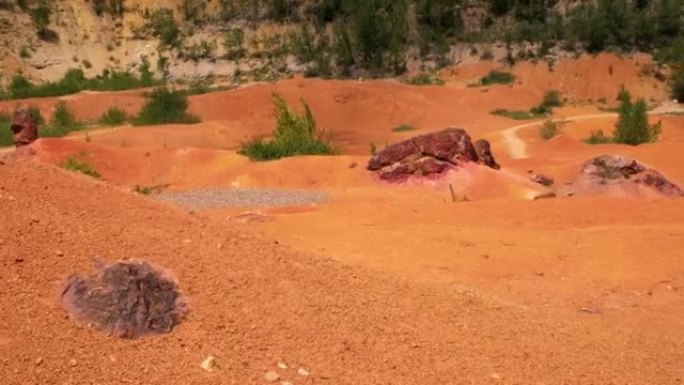铝土矿中的红色石头和岩石。匈牙利甘特