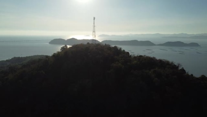 鸟瞰山上的电信塔