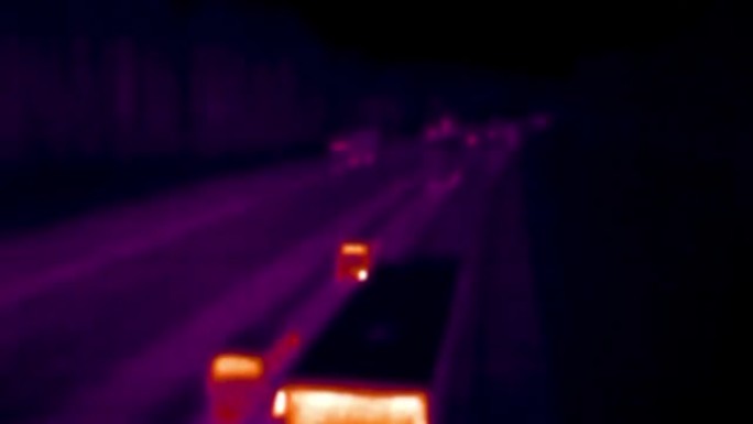 带有移动汽车的高速公路的热成像视图。红外、热成像、夜视成像