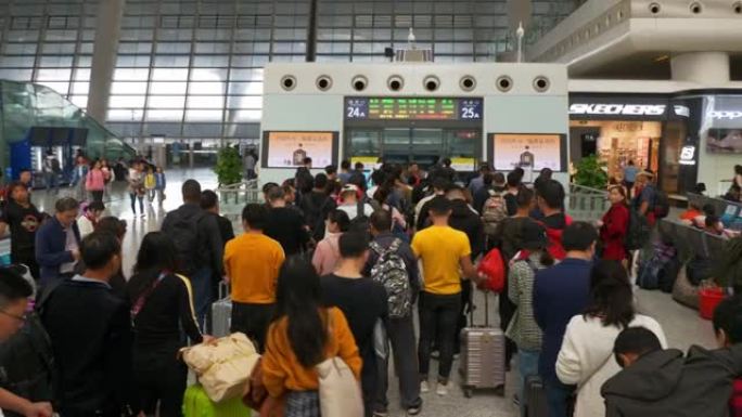 杭州市火车站室内拥挤大厅站台入口步行全景4k中国