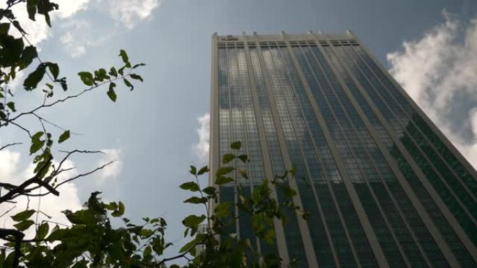新加坡市区办公室摩天大楼正面观看慢动作全景4k