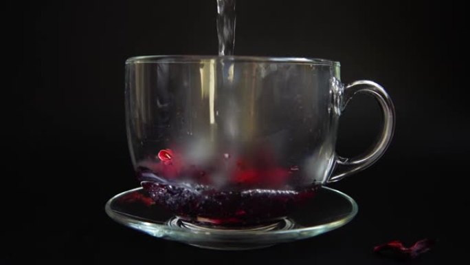 在玻璃杯中制备芙蓉茶。