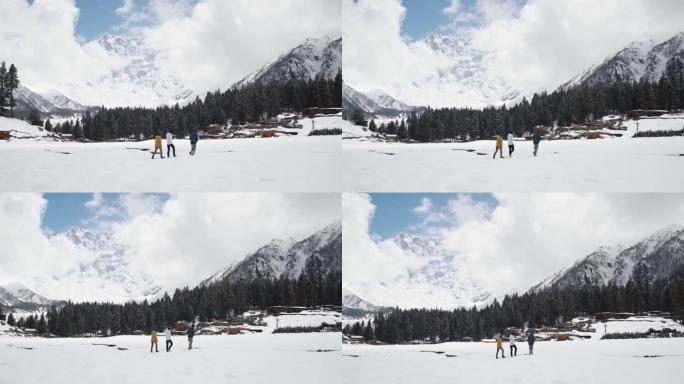 三人在巴基斯坦南加帕尔巴特山附近的雪地上行走