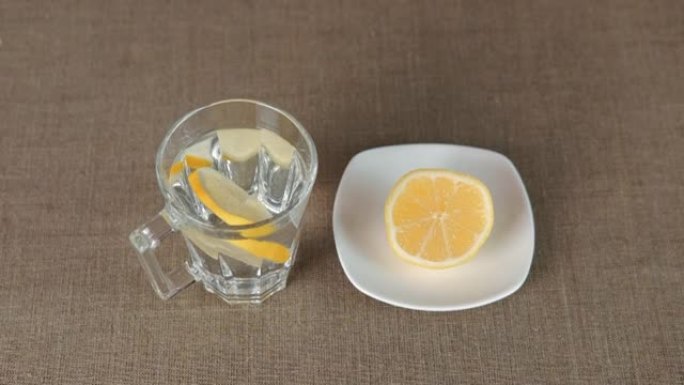 杯子里有健康的柠檬饮料。