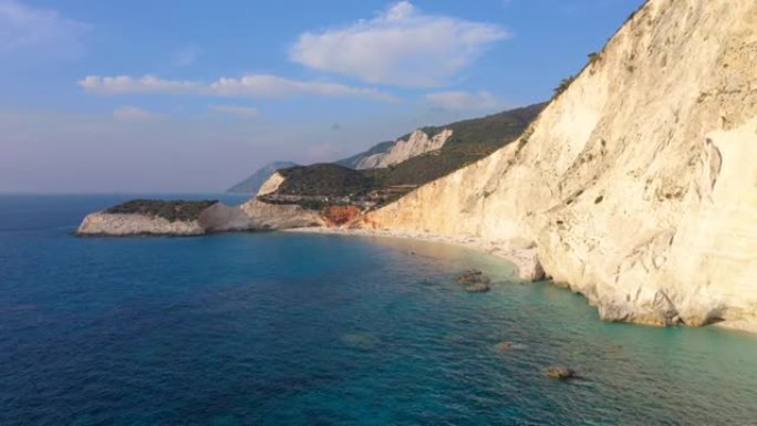 绿松石海滩的无人驾驶飞机视图，带岩石海景