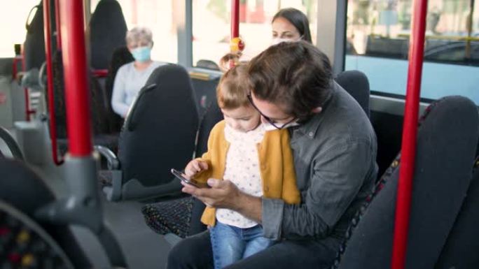 父亲和女儿乘坐公共交通工具