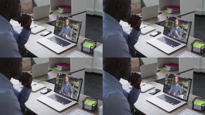 非裔美国高级男子在办公室的笔记本电脑上与男同事进行视频通话