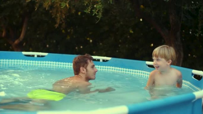 家人在游泳池享受时光。慢动作拍摄