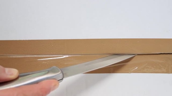 用纸刀打开纸板箱