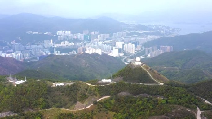 香港九龙附近郊野公园山顶天文台气象站的航拍画面