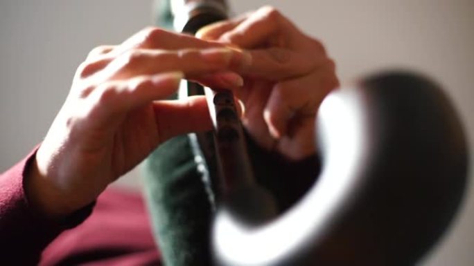 音乐家的手富有表现力地制作旋律管快速手指关闭孔制作音乐