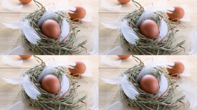 复活节彩蛋篮子。篮子里的自然色鸡蛋，春天的郁金香，木制桌子上的白色羽毛，复活节快乐装饰。阳光照射下的