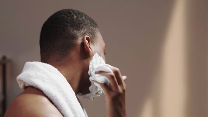 男人面部护理剃须非洲男人使用泡沫