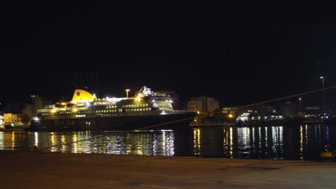 夜晚照亮的雅典比雷埃夫斯港渡轮全景