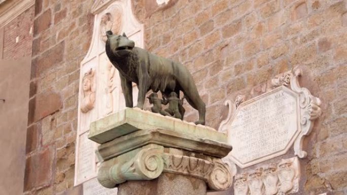 卡比托利山的母狼雕像。罗马城的创建者——罗穆卢斯和瑞摩斯——正在吃奶的母狼