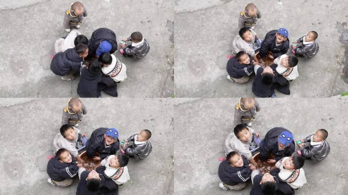 一群小孩正在玩耍时抬头笑小孩笑脸留守儿童