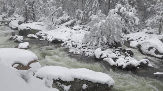 在优胜美地国家公园内积雪覆盖的河流