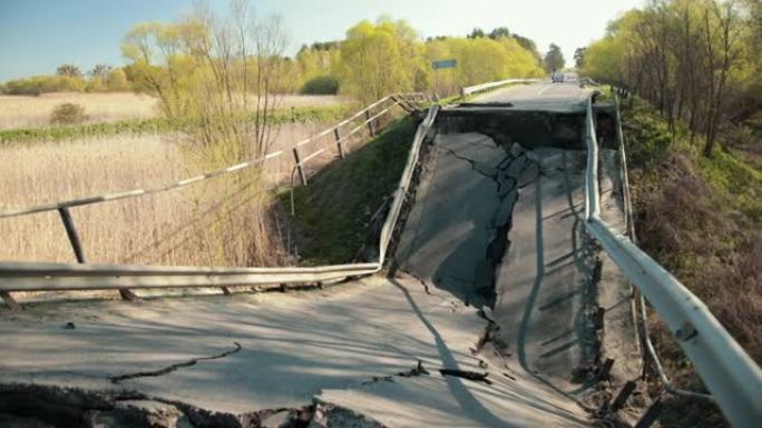洪水损坏了封闭的高速公路，桥梁。地震后沥青开裂。