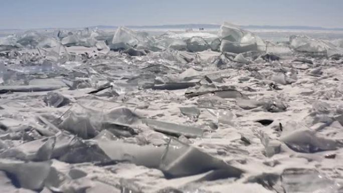 在冰冻的湖面上低飞。